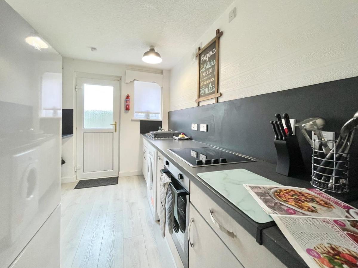 Hazel House - Vibrant 2 Bed House In Wishaw Apartment วิชอว์ ภายนอก รูปภาพ